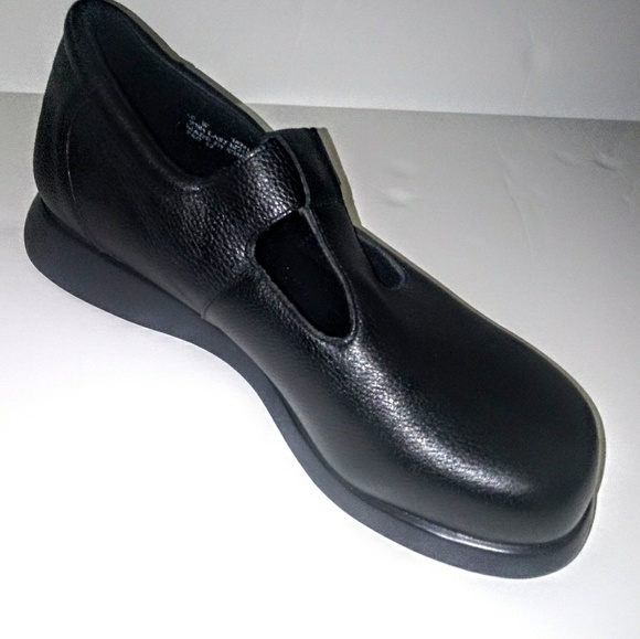 Drew Shoes Gail T-strap Mary Janes, Wide Width - Picture 3 of 6